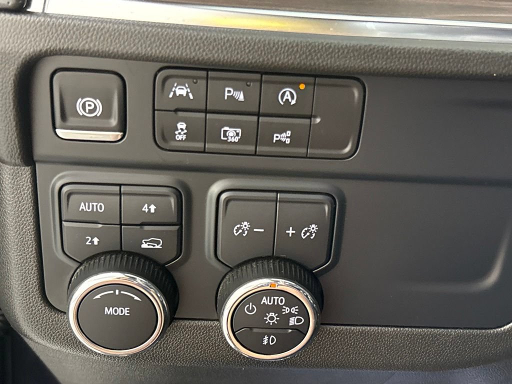 Certified 2025 Chevrolet Suburban Premier AWD/4WD image 37