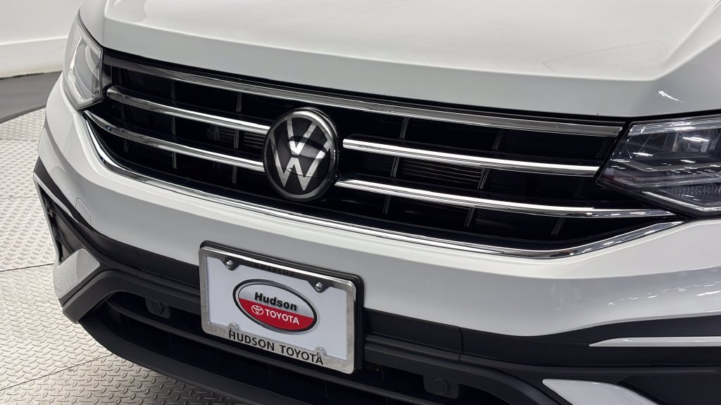 Used 2024 Volkswagen Tiguan SE w/ Panoramic Sunroof Package AWD/4WD image 2