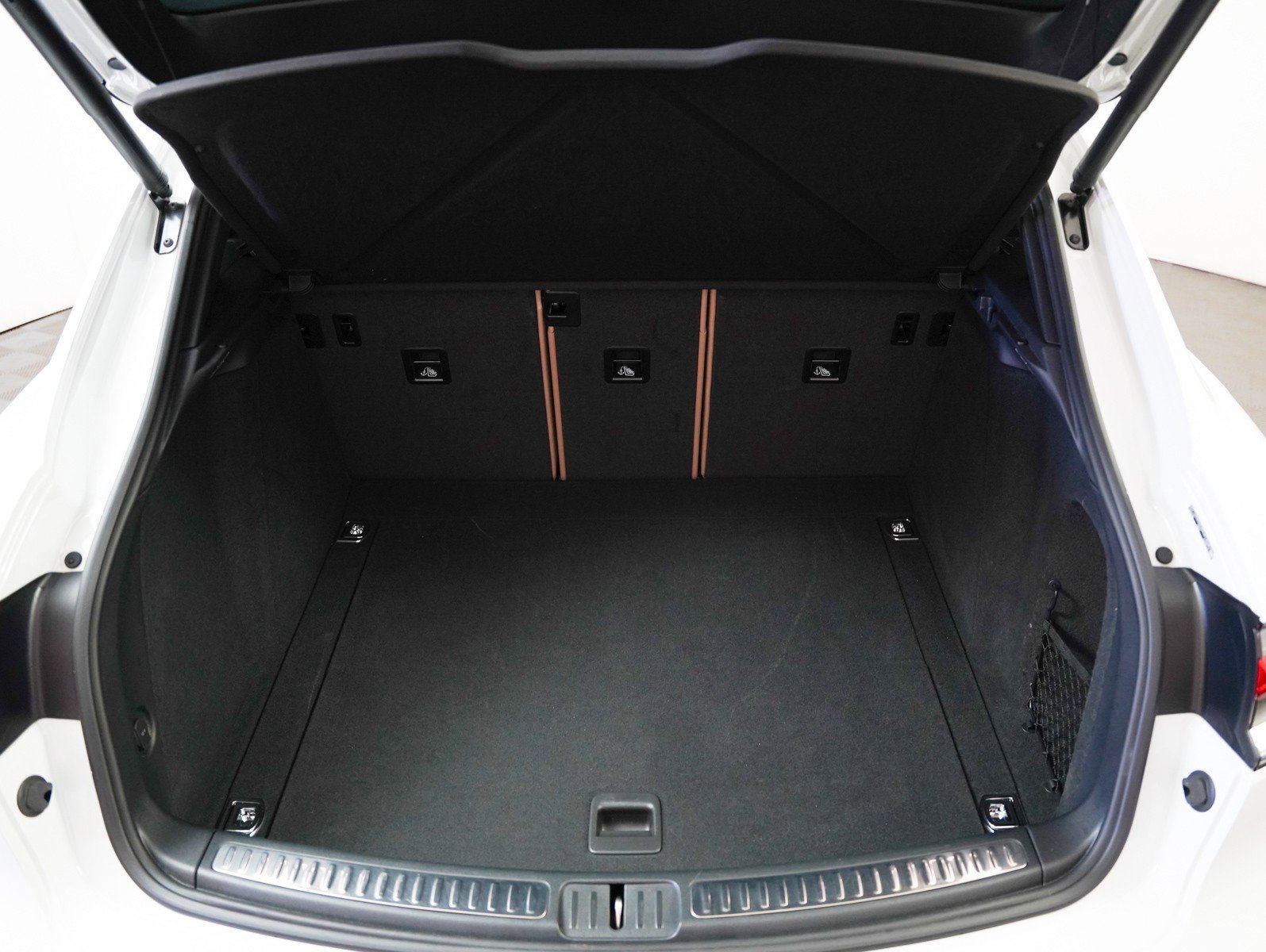 Certified 2024 Porsche Macan image 25