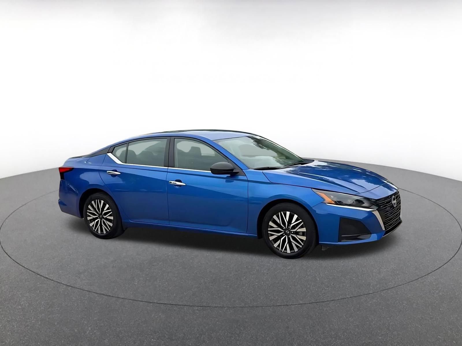 Used 2025 Nissan Altima 2.5 SV FWD image 2