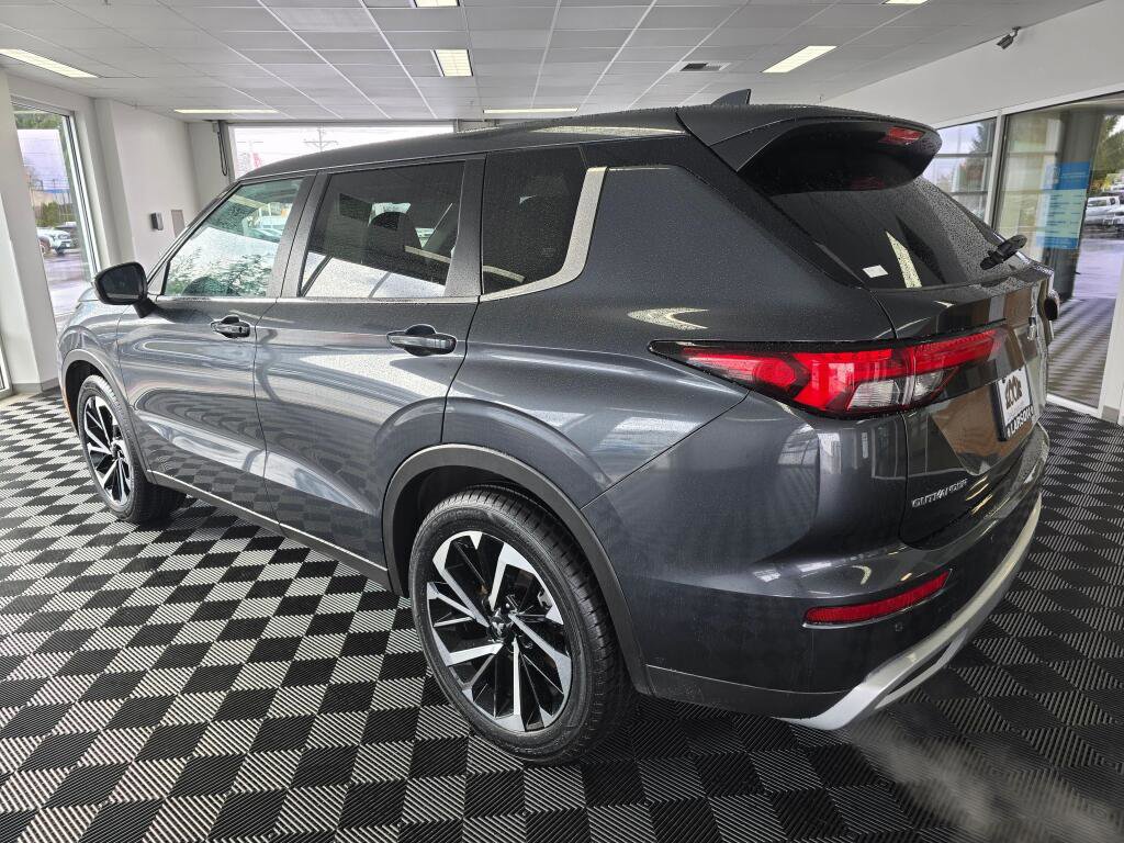 Used 2024 Mitsubishi Outlander SE image 6