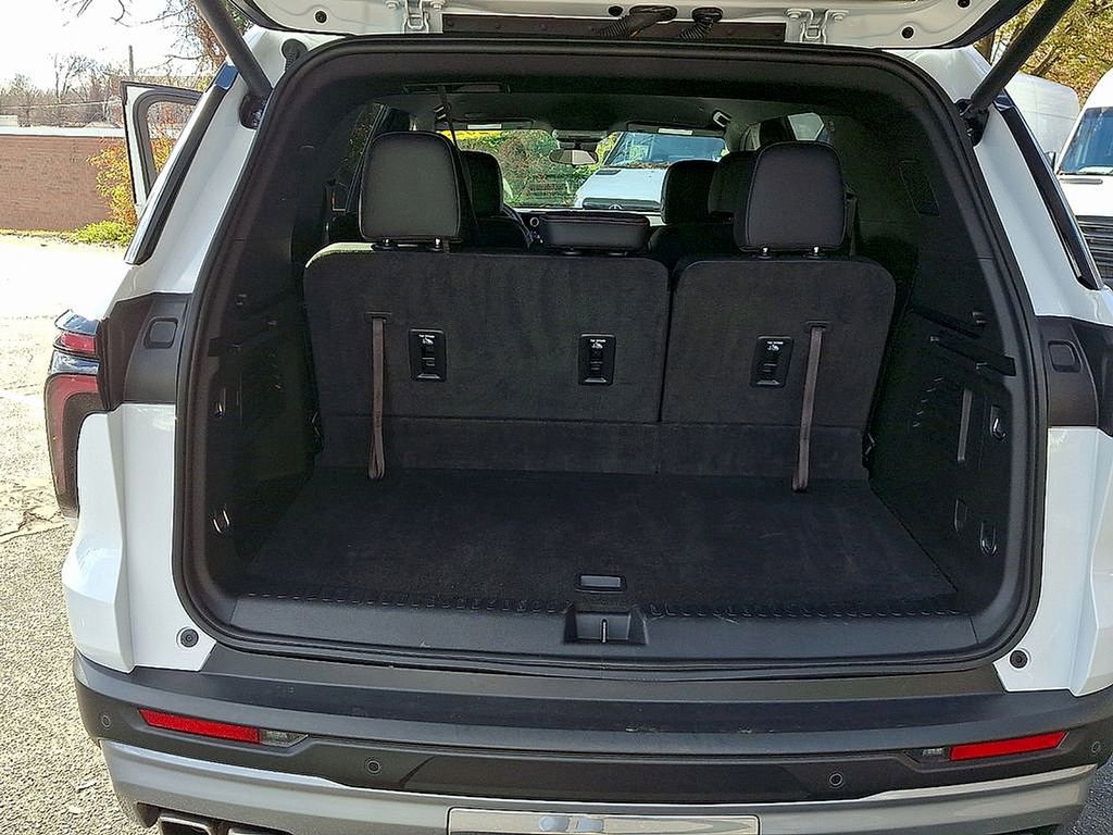 Used 2025 Chevrolet Traverse LT image 29