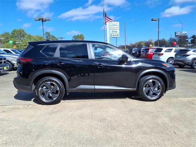 Used 2024 Nissan Rogue SV image 2