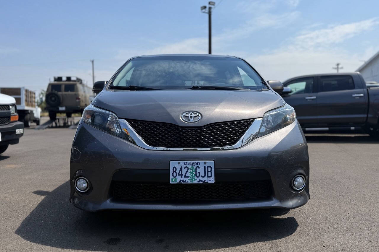 Used 2013 Toyota Sienna SE FWD image 4