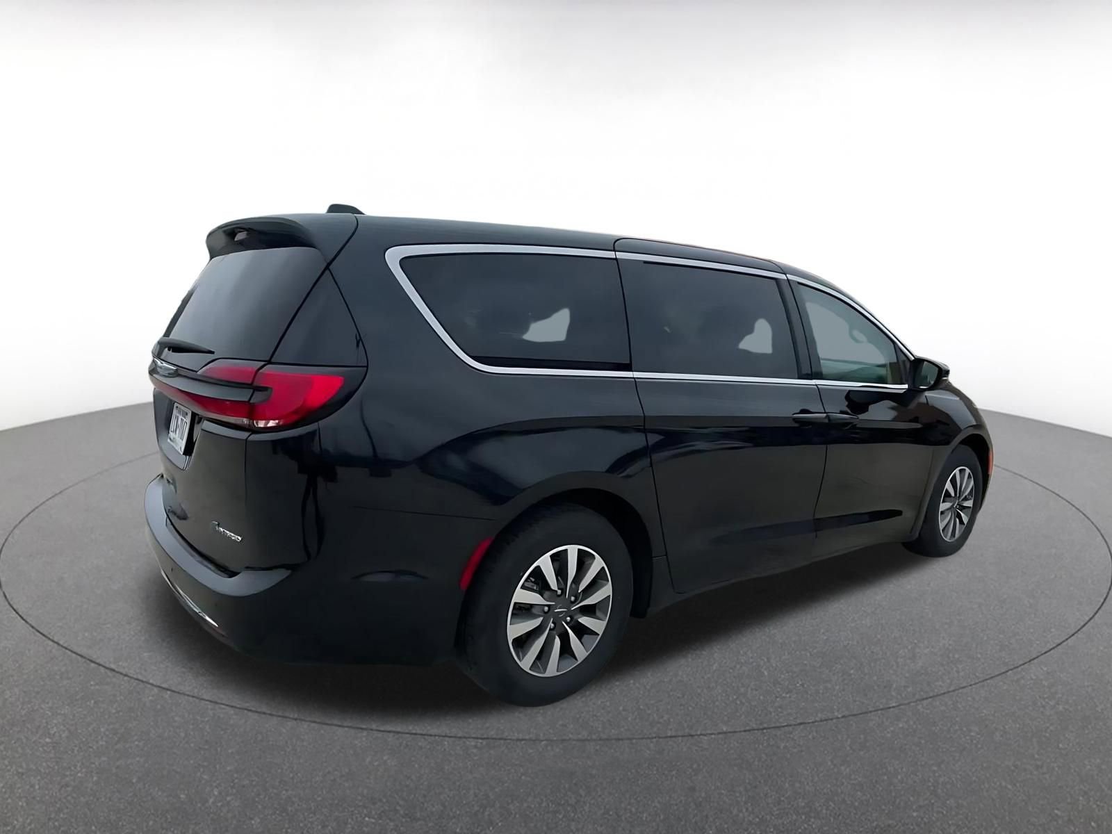 Used 2023 Chrysler Pacifica Touring-L image 15