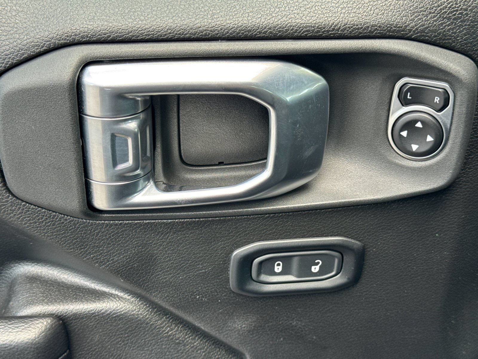 Used 2024 Jeep Wrangler Unlimited AWD/4WD image 11