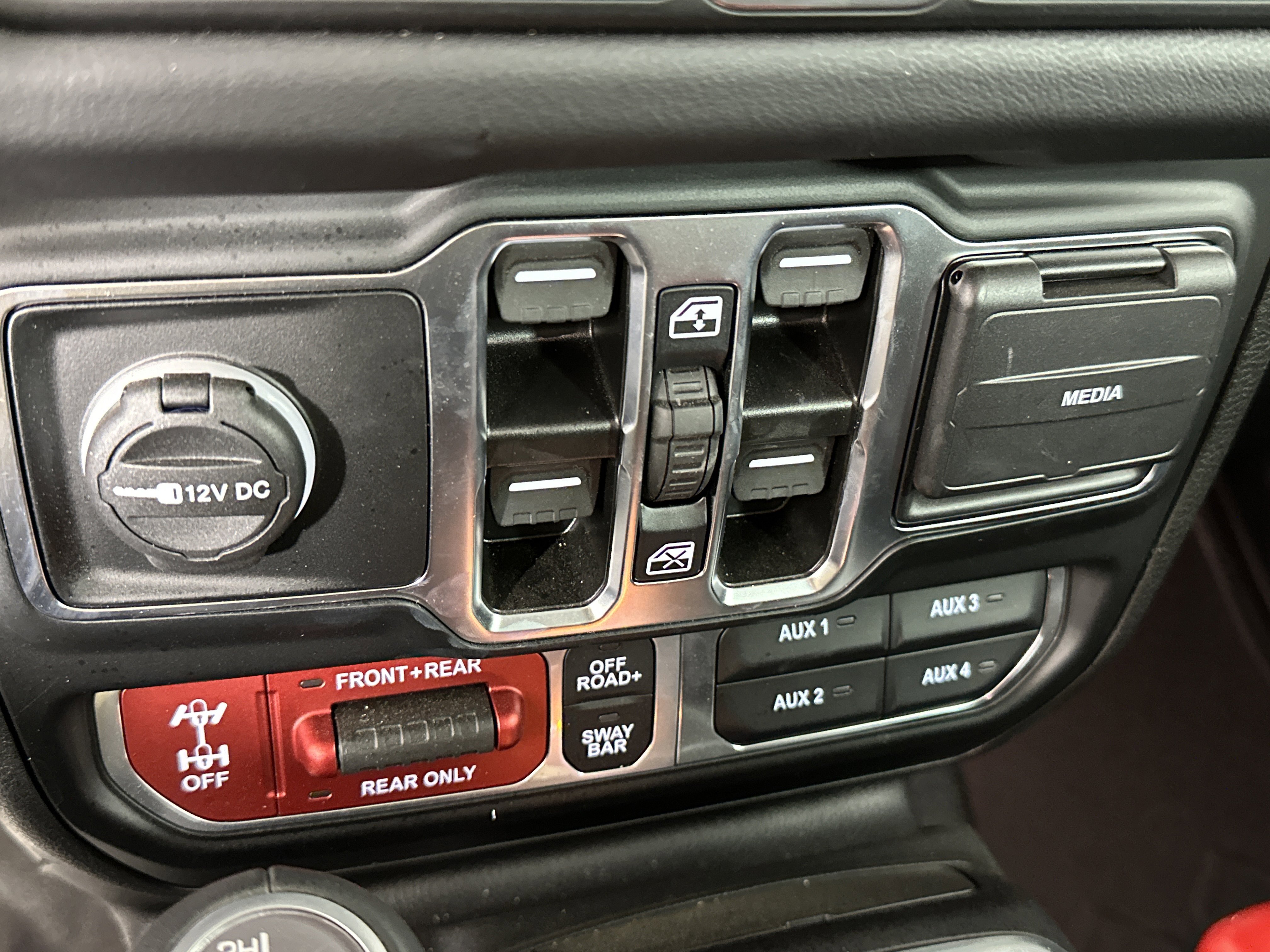 Used 2024 Jeep Wrangler Unlimited Rubicon w/ Technology Group image 26