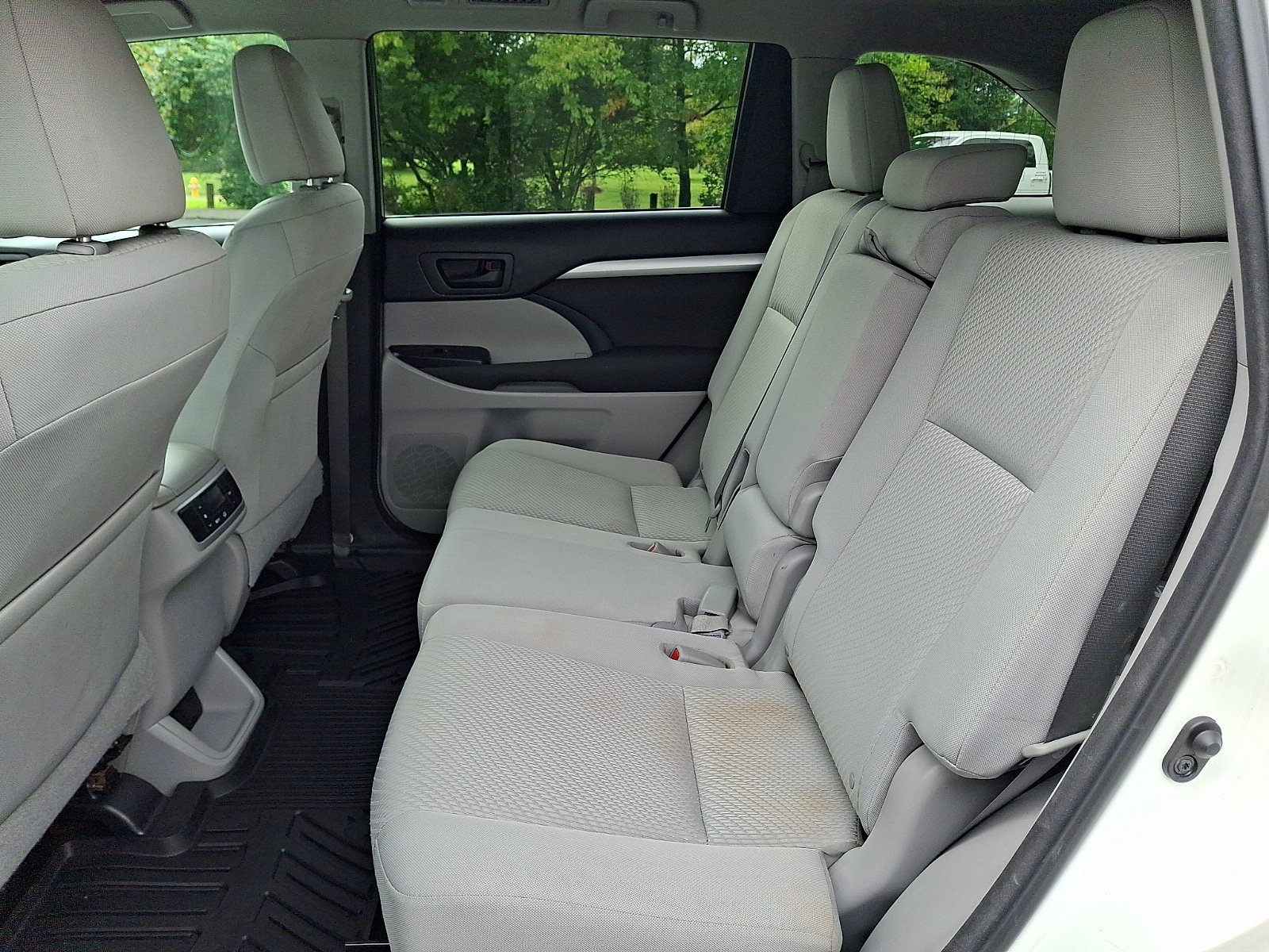 Used 2016 Toyota Highlander LE AWD/4WD image 10