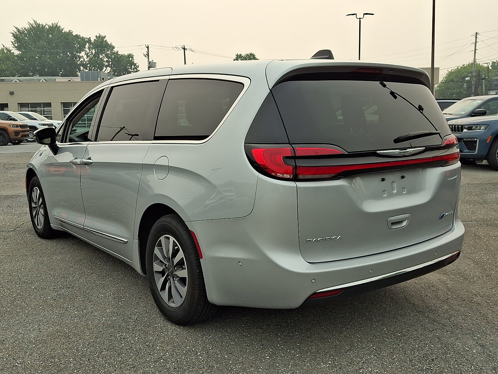 Used 2023 Chrysler Pacifica Limited FWD image 4