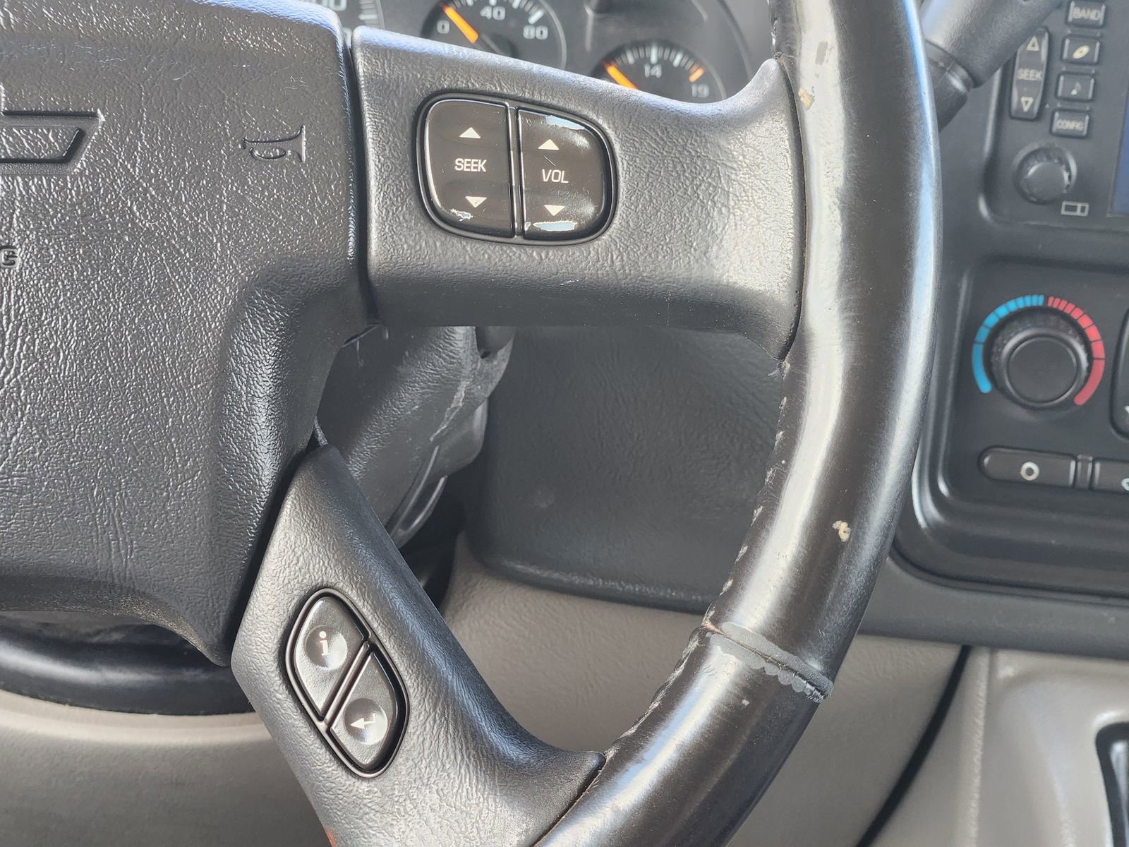 Used 2005 Chevrolet Avalanche LT w/ Preferred Equipment Group AWD/4WD image 32