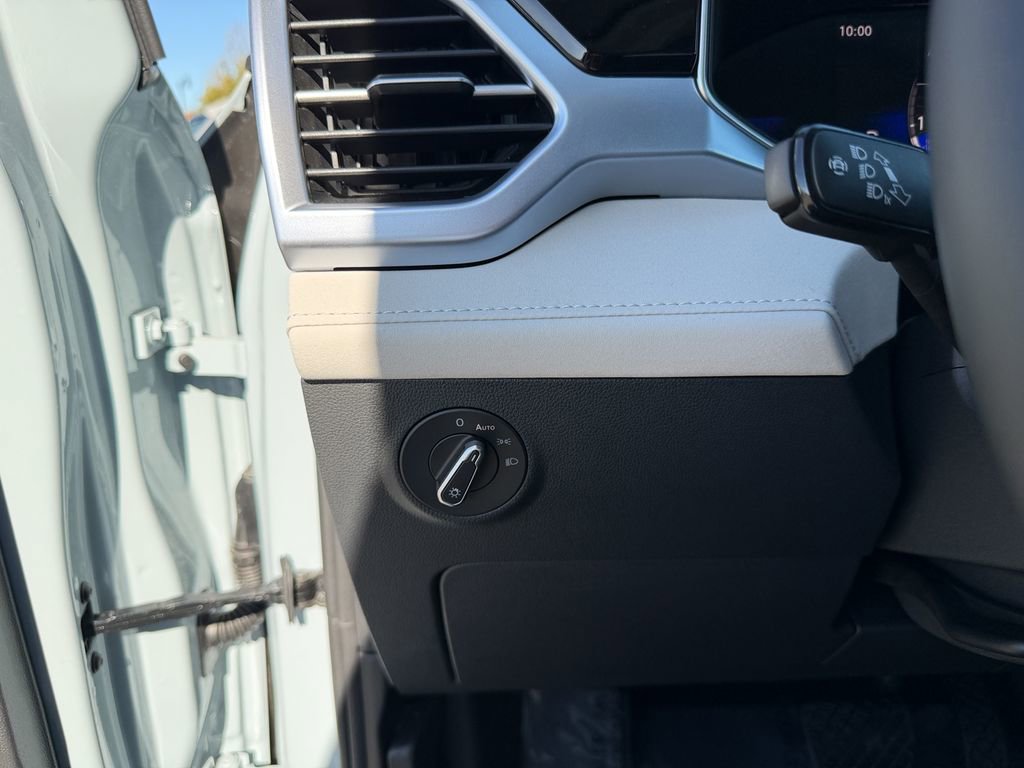 New 2026 Volkswagen Taos SE image 18