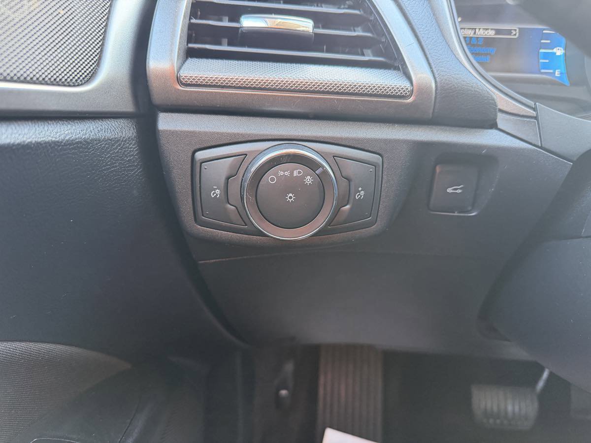 Used 2018 Ford Fusion SE w/ Fusion SE Technology Package image 29