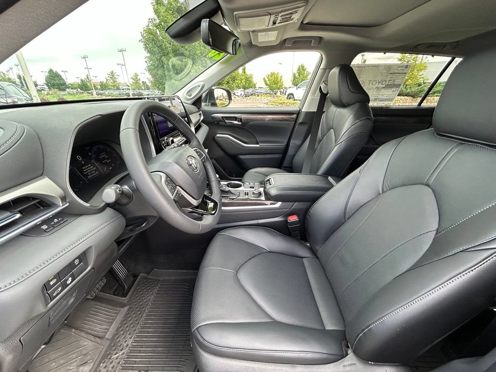 Used 2026 Toyota Highlander Limited AWD/4WD image 12