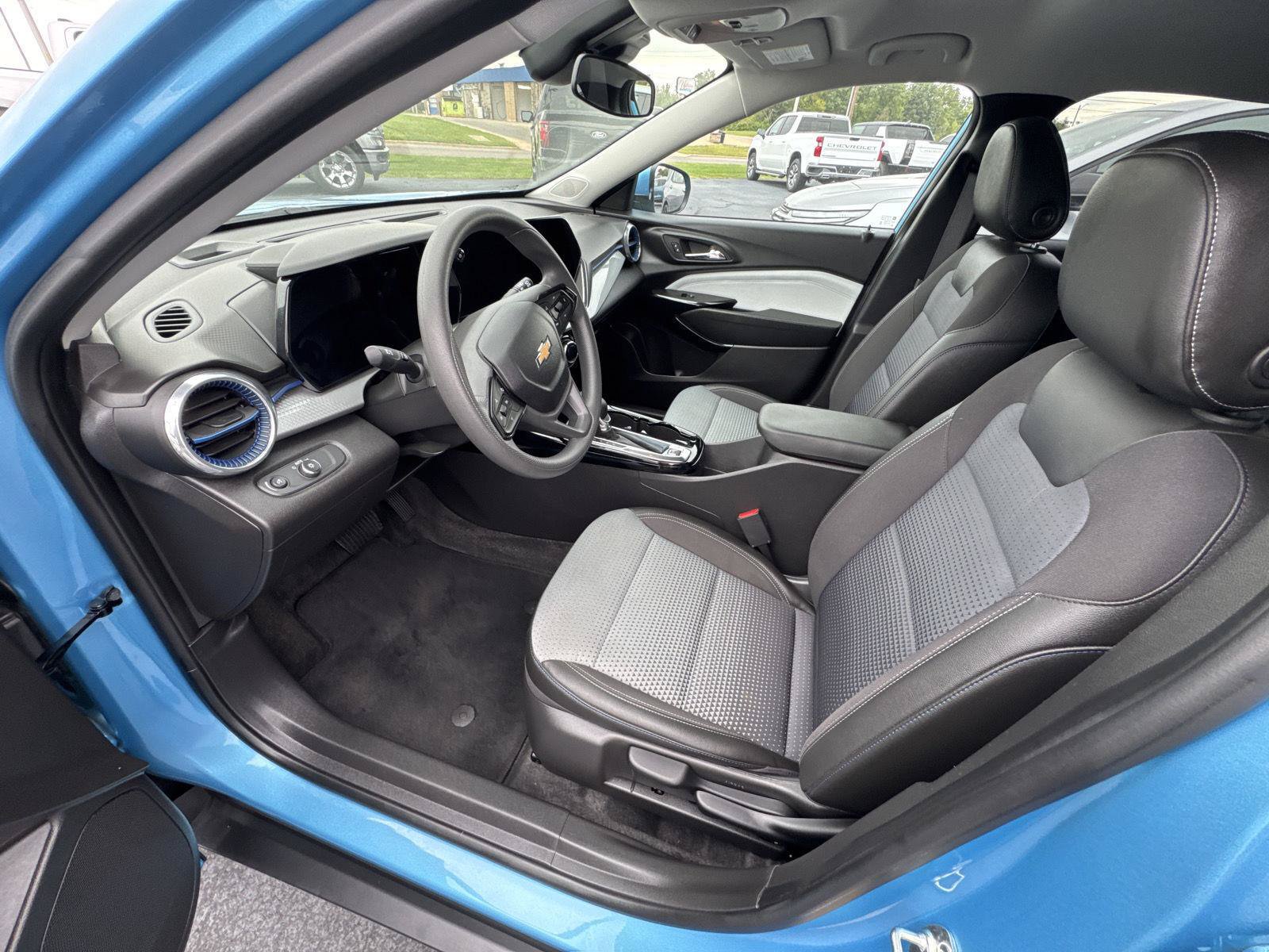 Used 2025 Chevrolet Trax LT FWD image 7