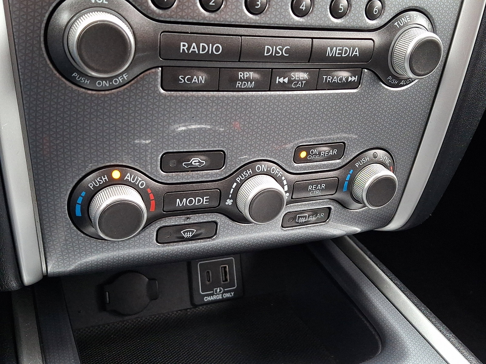 Used 2019 Nissan Pathfinder SL AWD/4WD image 17