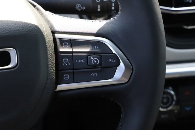 Used 2025 Jeep Compass Limited image 23