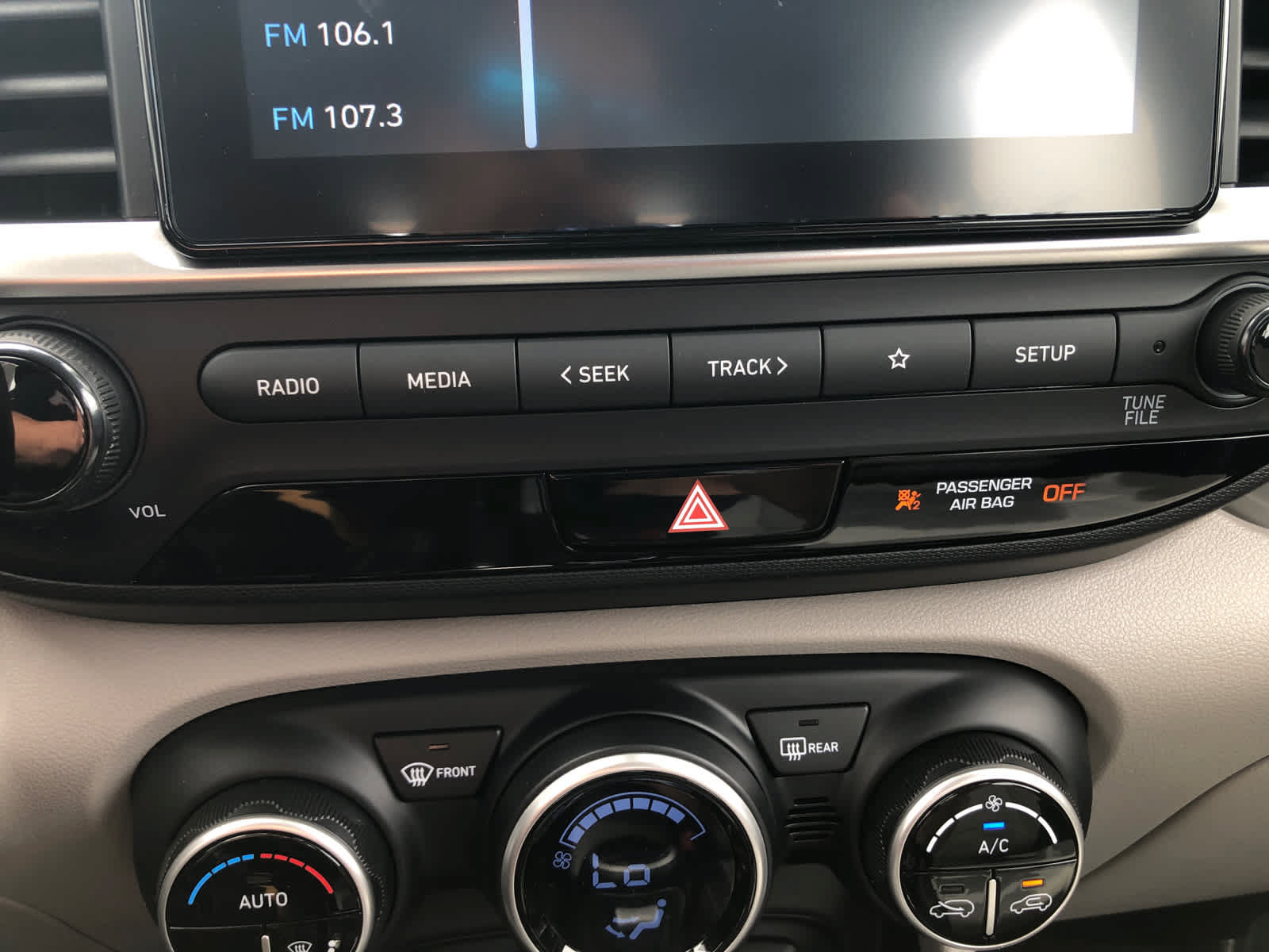Used 2025 Hyundai Venue SEL FWD image 14