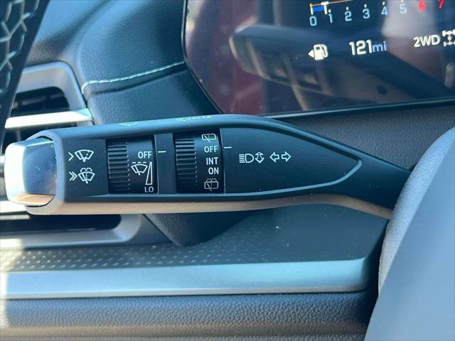 Used 2025 Chevrolet Traverse LT image 24