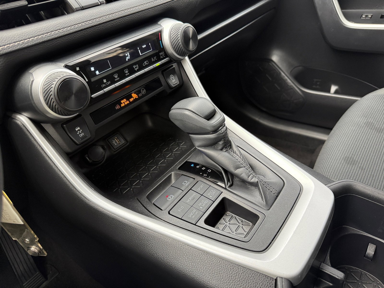 Used 2024 Toyota RAV4 LE image 13