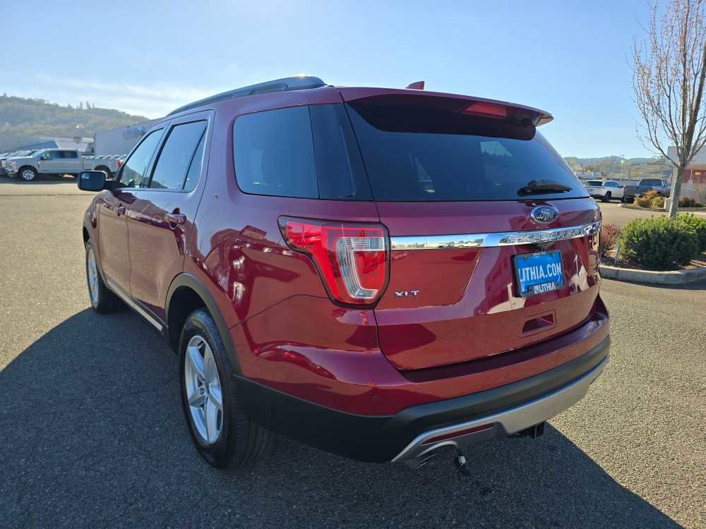 Used 2016 Ford Explorer XLT image 3