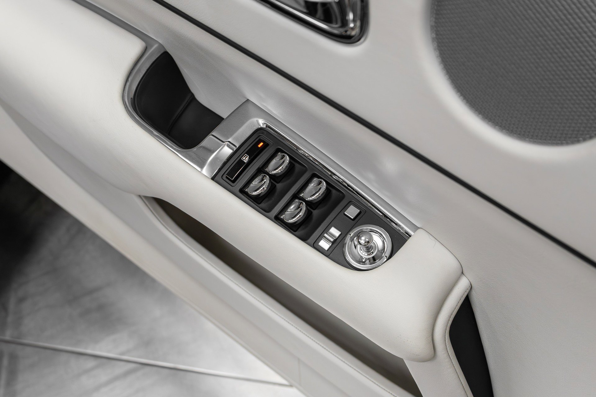 Used 2016 Rolls-Royce Wraith image 46