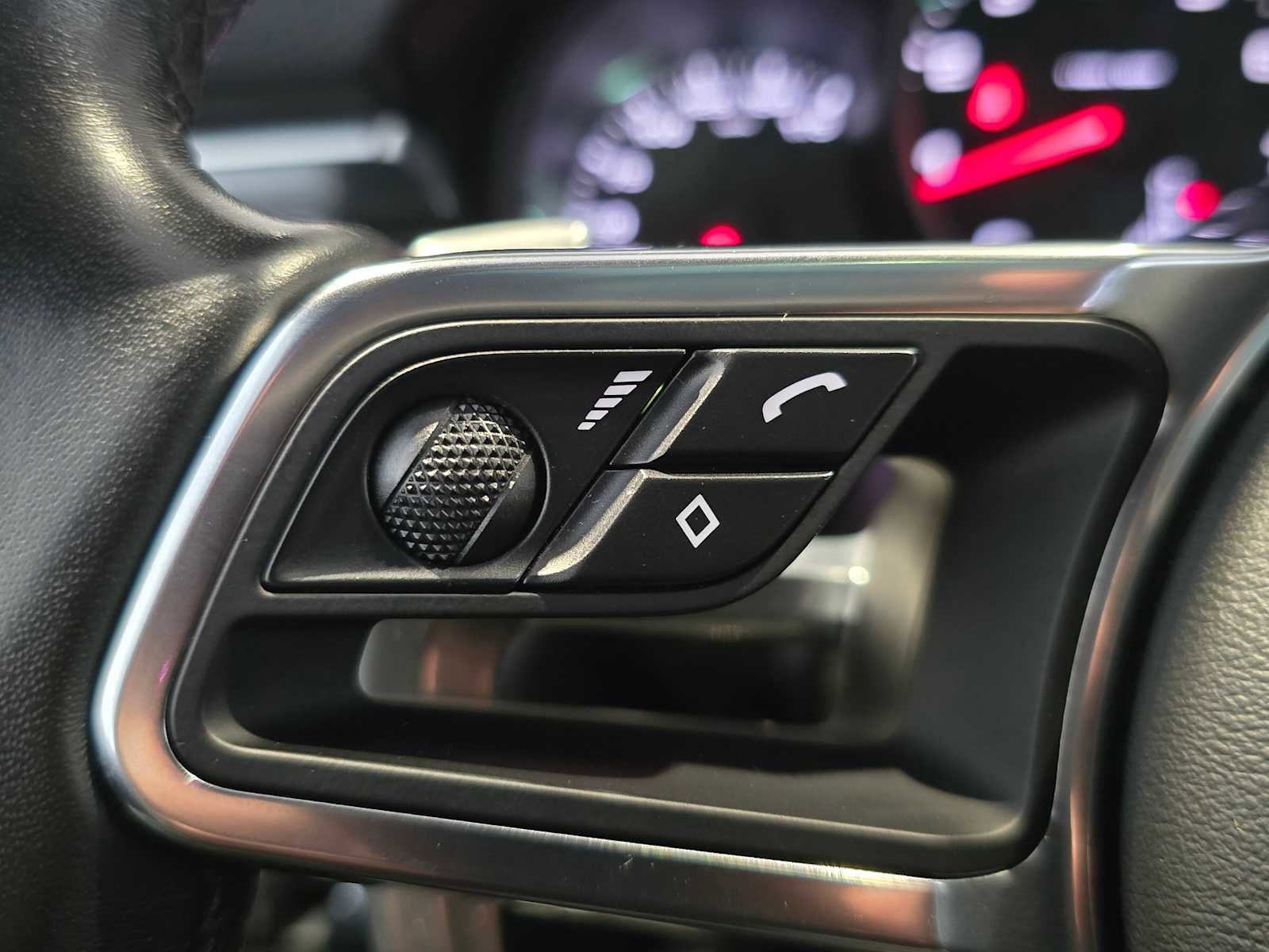 Used 2018 Porsche Macan image 31
