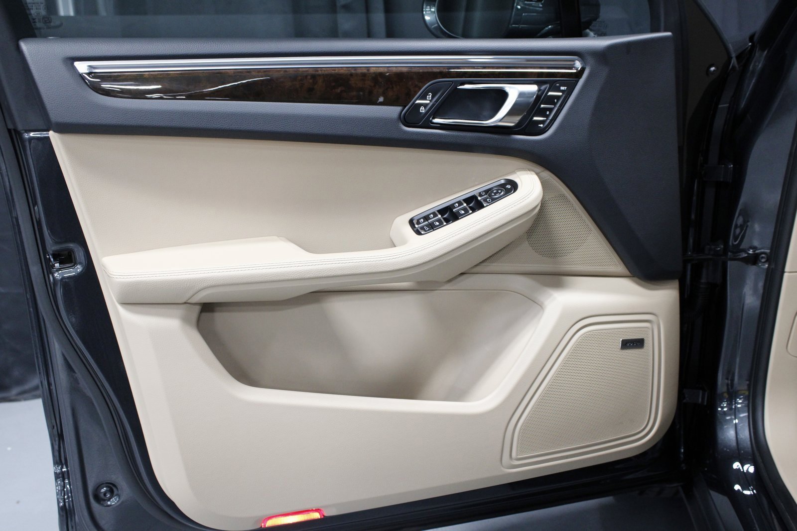 Certified 2025 Porsche Macan image 24