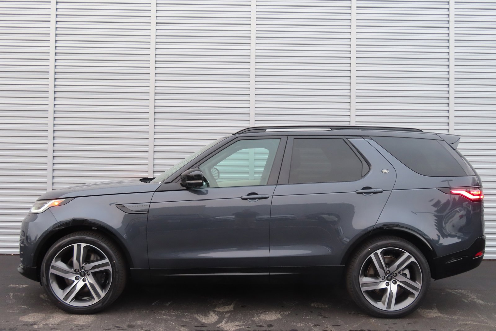 New 2024 Land Rover Discovery Dynamic SE image 9