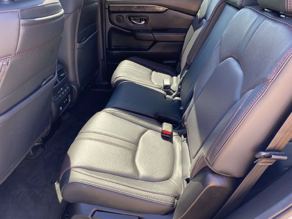 Used 2025 Honda Pilot Black Edition image 14