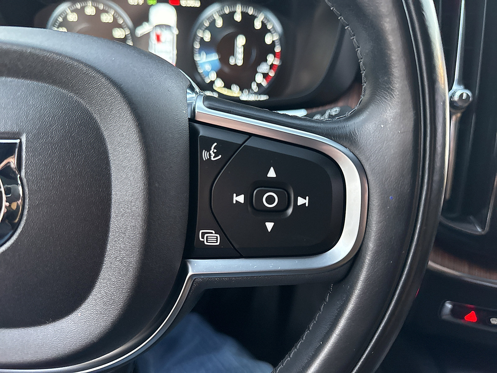 Used 2019 Volvo XC60 T5 Momentum w/ Multimedia Package AWD/4WD image 55