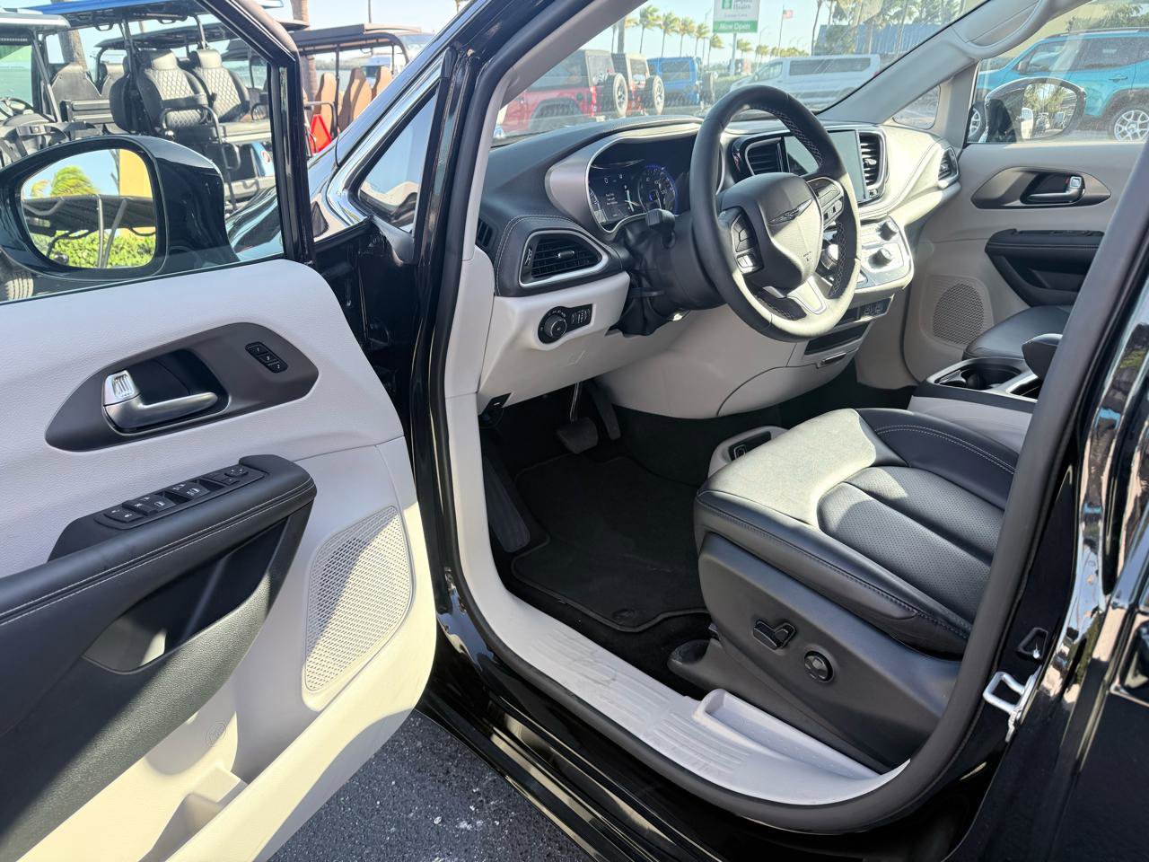 Used 2024 Chrysler Pacifica Touring-L image 4