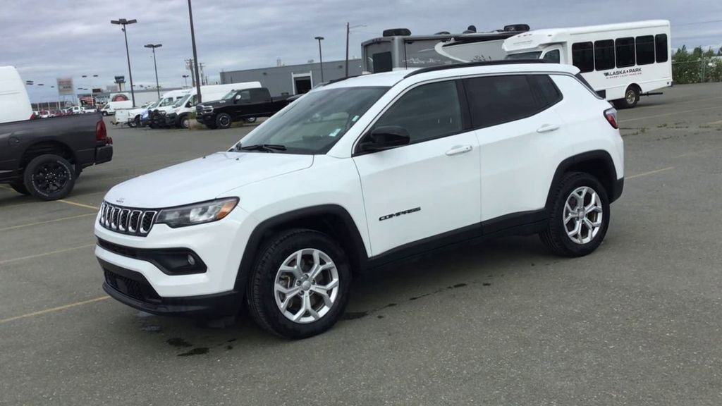 Used 2024 Jeep Compass Latitude image 4