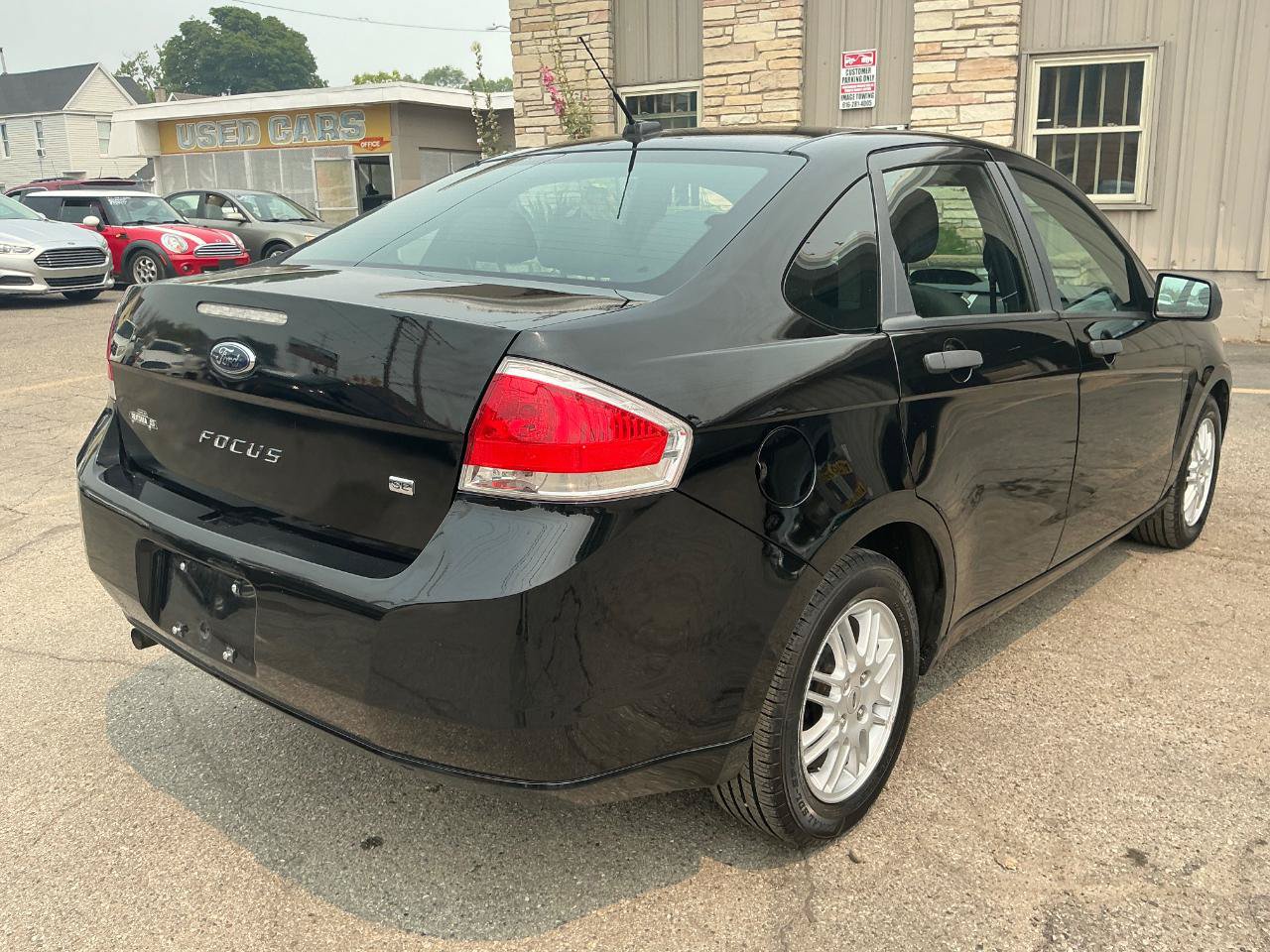 Used 2010 Ford Focus SE FWD image 3