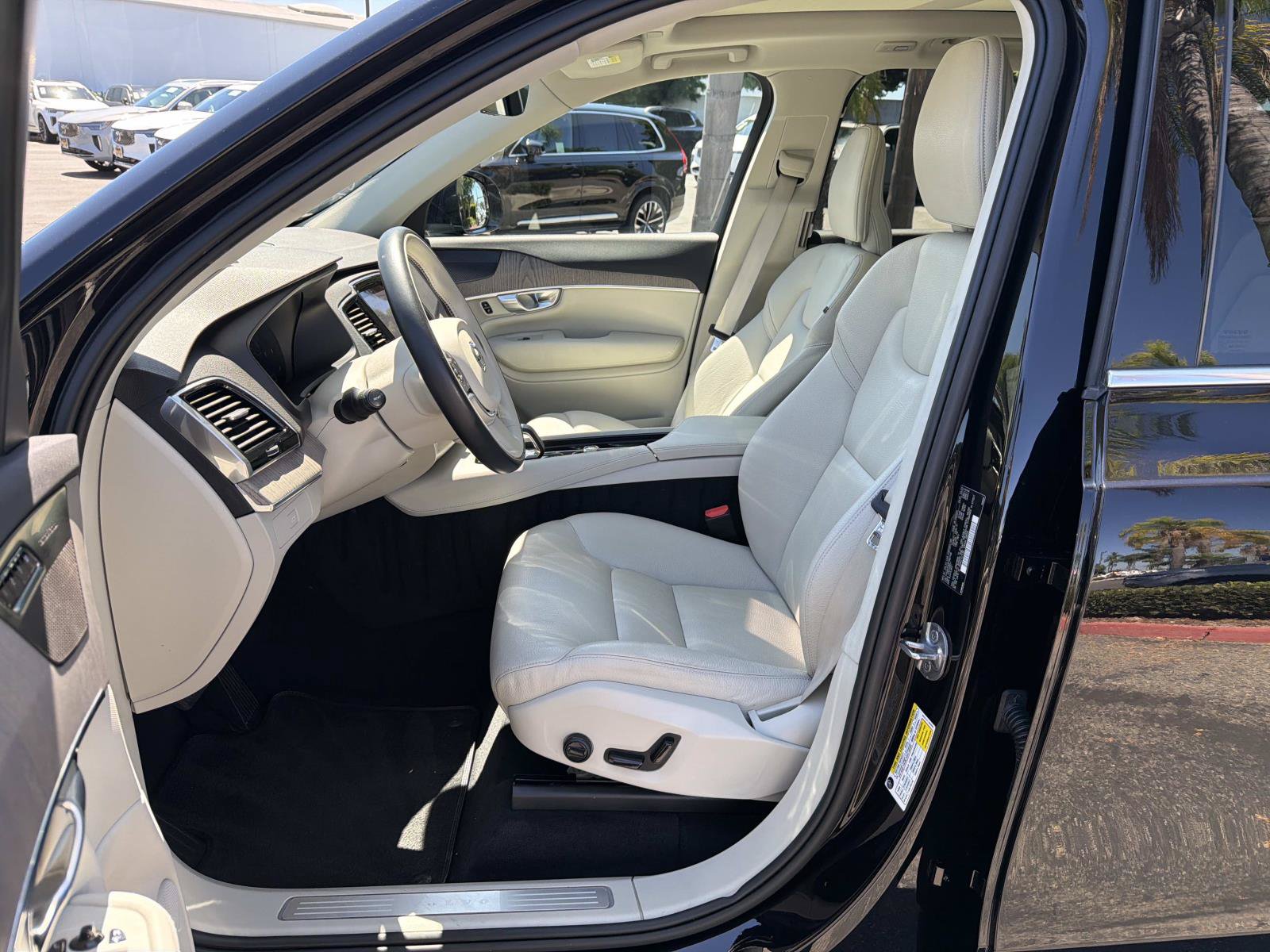 Certified 2023 Volvo XC90 B6 Plus w/ Protection Package Premier AWD/4WD image 17