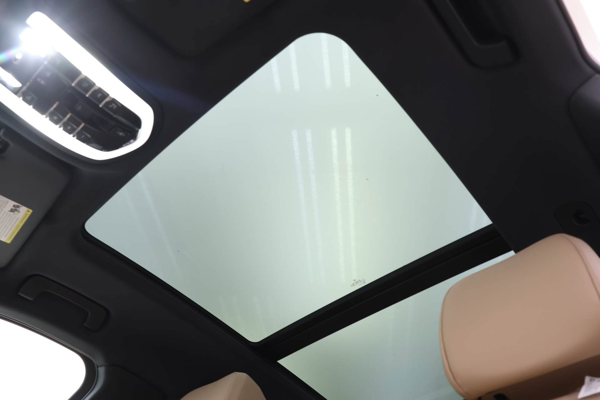 Used 2025 Porsche Macan image 11