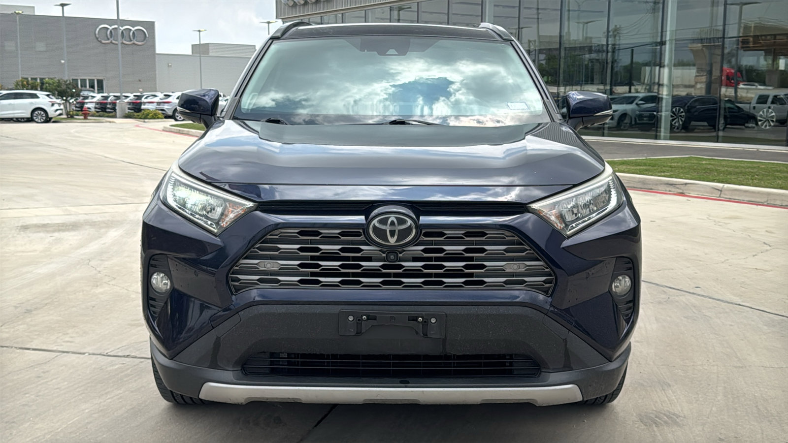 Used 2019 Toyota RAV4 Limited w/ Advanced Technology Package FWD image 2