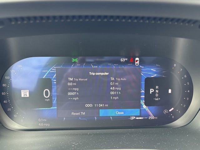 Used 2025 Volvo XC40 B5 Core image 21