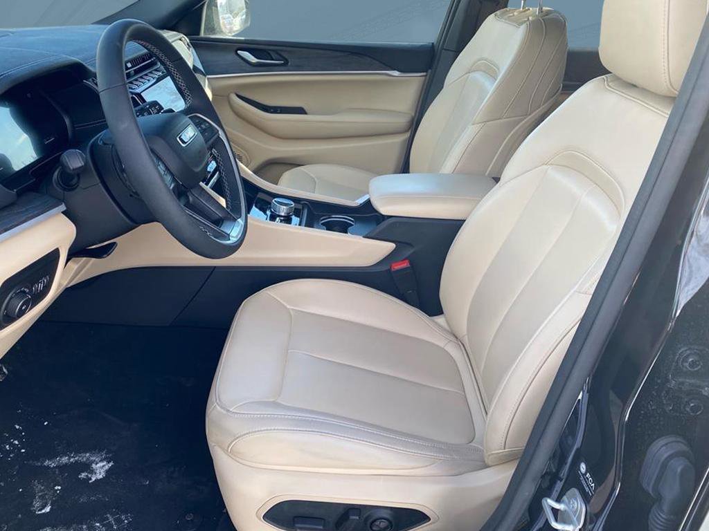 Used 2024 Jeep Grand Cherokee Limited w/ Black Appearance Package image 5