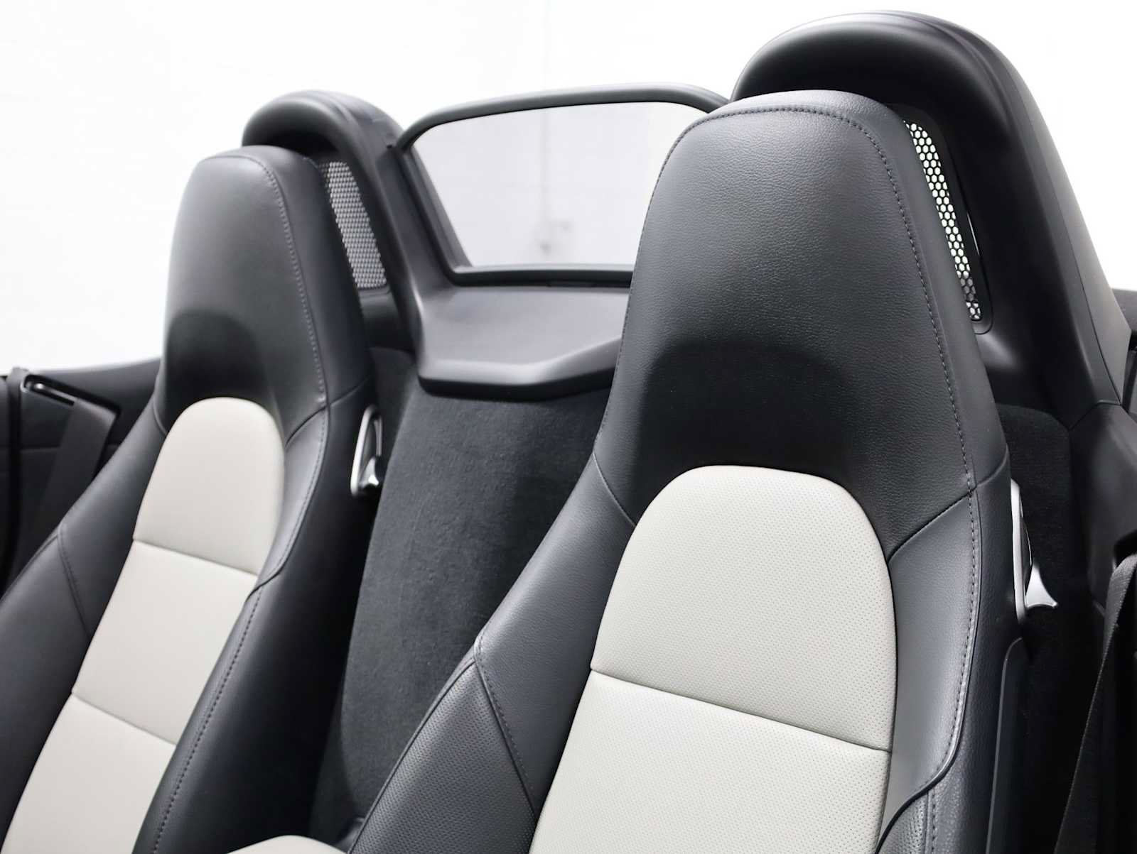 Used 2025 Porsche 718 Boxster RWD image 19