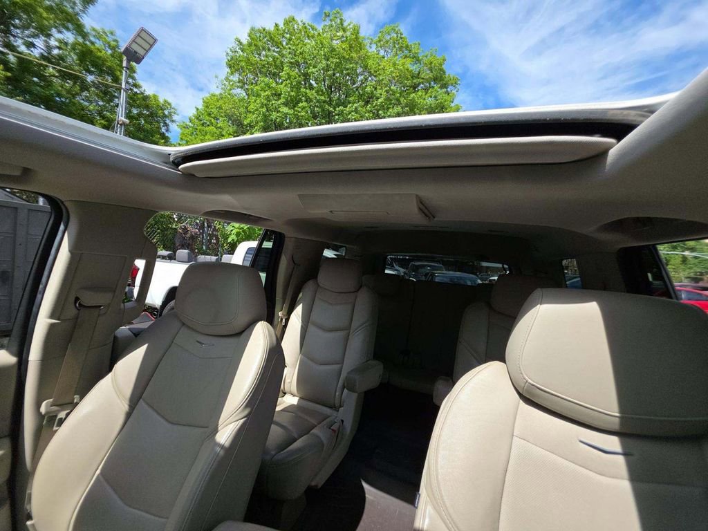 Used 2017 Cadillac Escalade Luxury AWD/4WD image 8