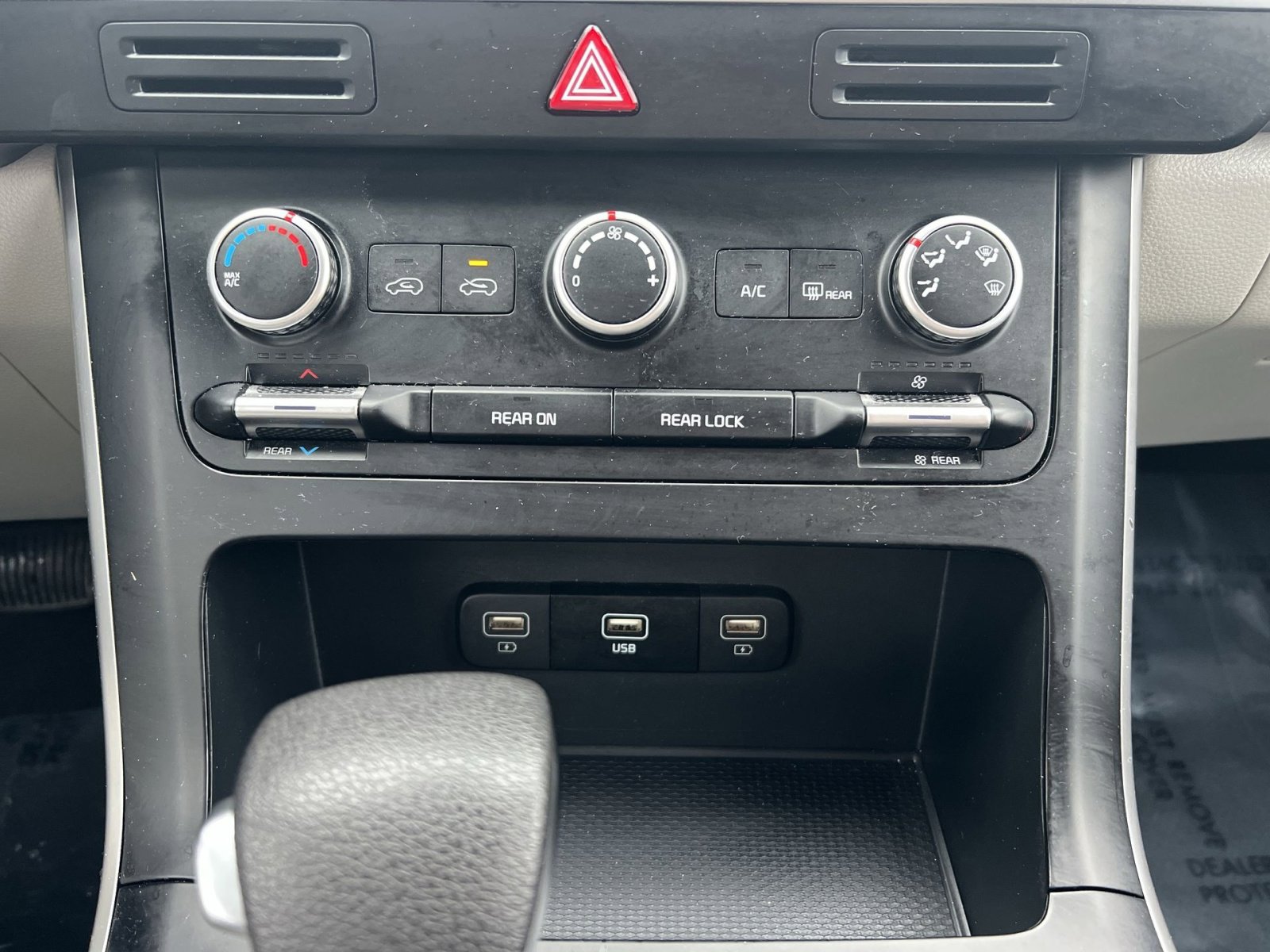 Used 2023 Kia Carnival LX image 19