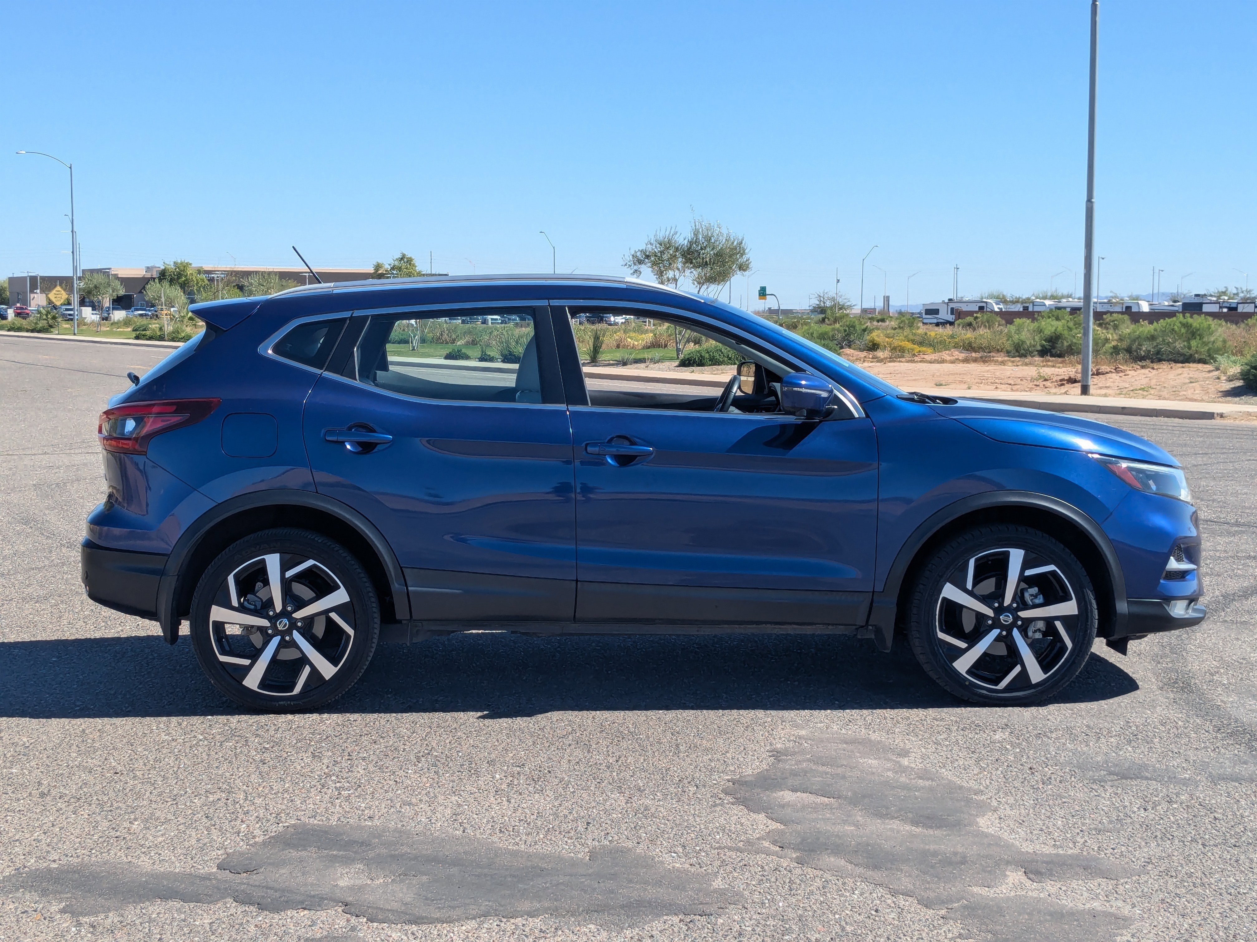Used 2022 Nissan Rogue Sport SL w/ Premium Package image 2