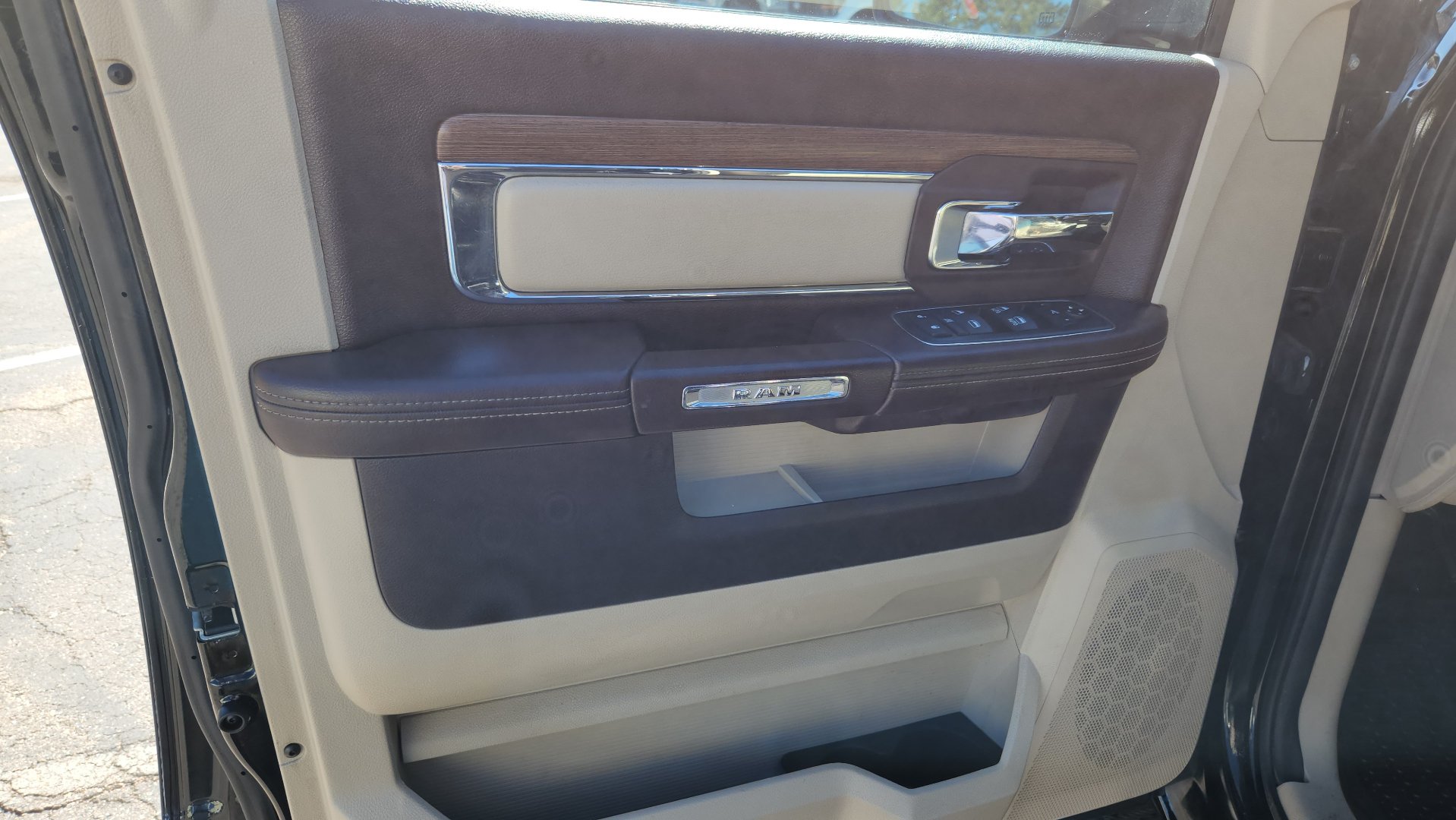 Used 2016 RAM 1500 Laramie AWD/4WD image 17