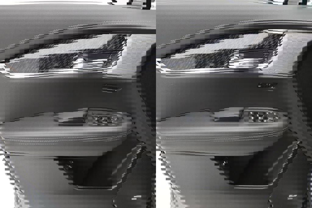 Used 2025 Cadillac XT6 Premium Luxury image 17