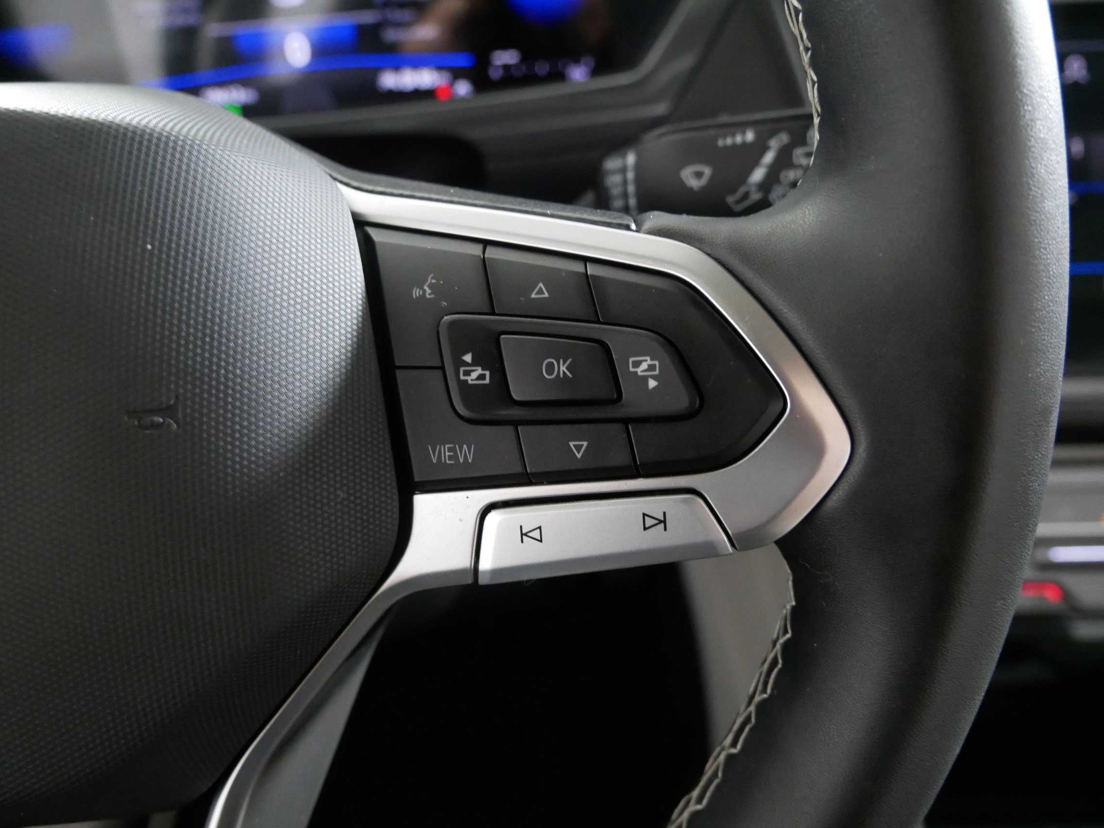 Used 2023 Volkswagen Tiguan SE w/ Panoramic Sunroof Package image 28