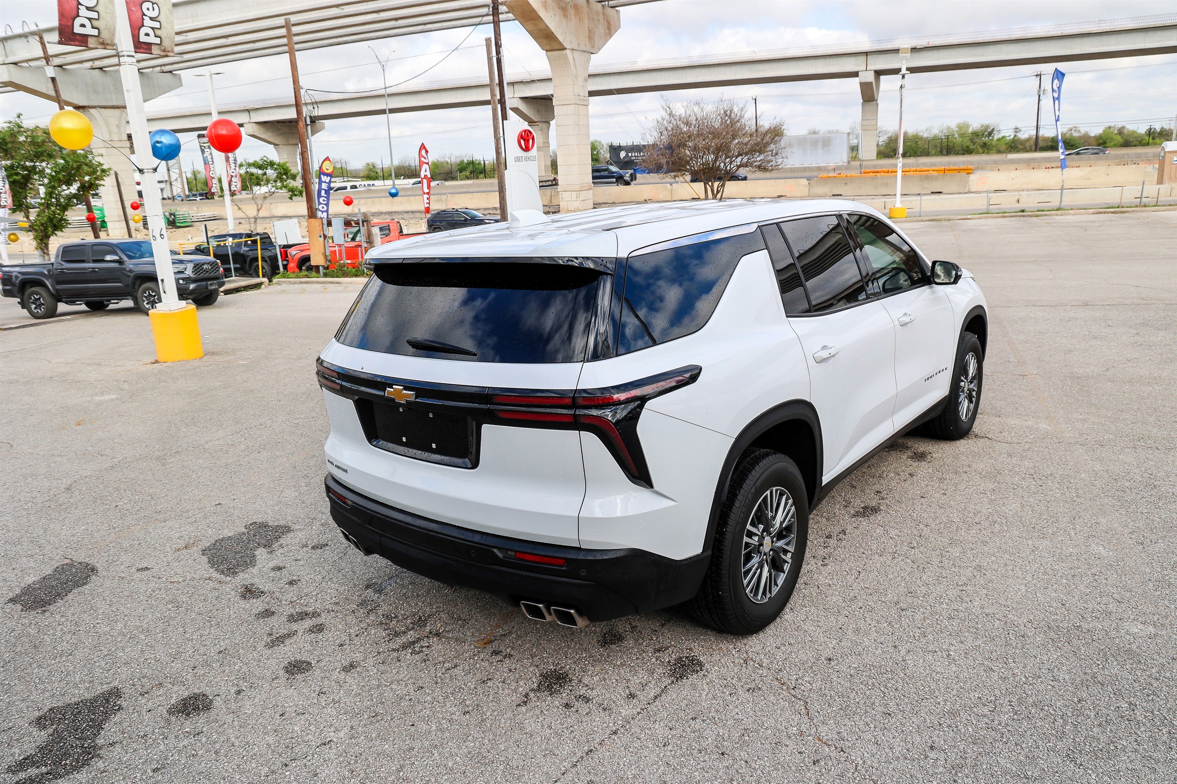Used 2024 Chevrolet Traverse LS image 7