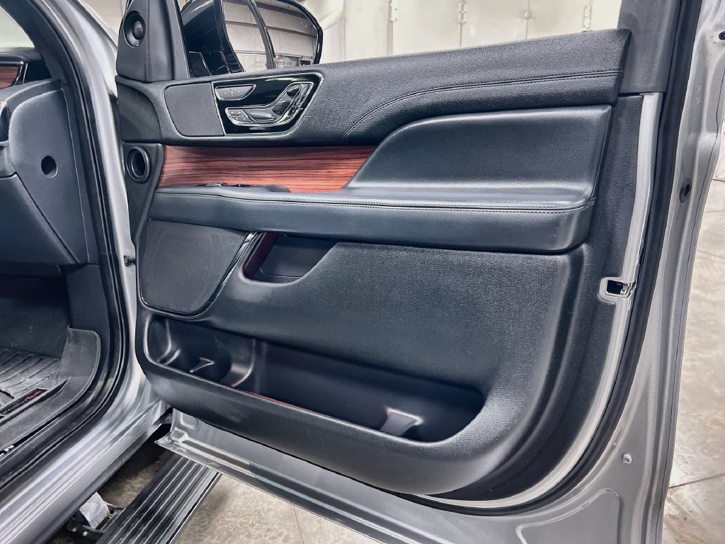 Used 2022 Lincoln Navigator Reserve RWD image 32