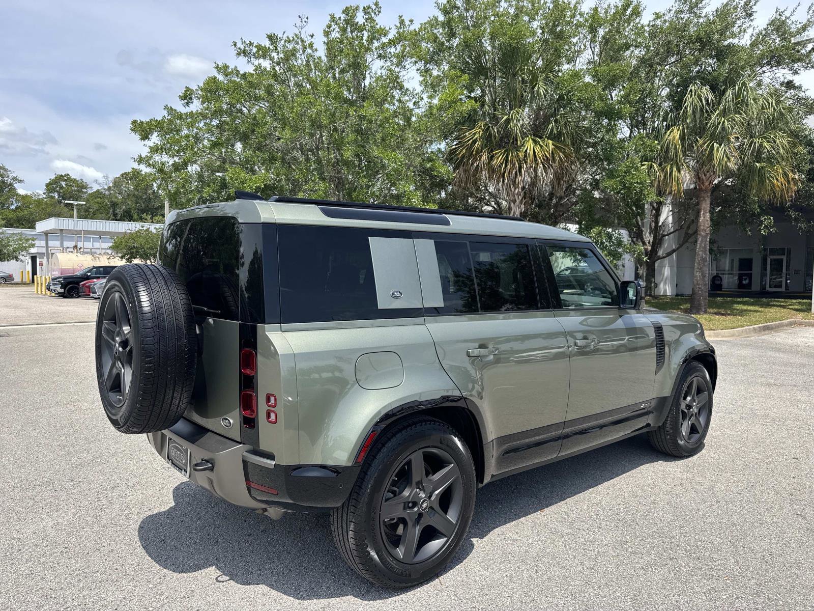 Used 2021 Land Rover Defender 110 X-Dynamic HSE AWD/4WD image 3