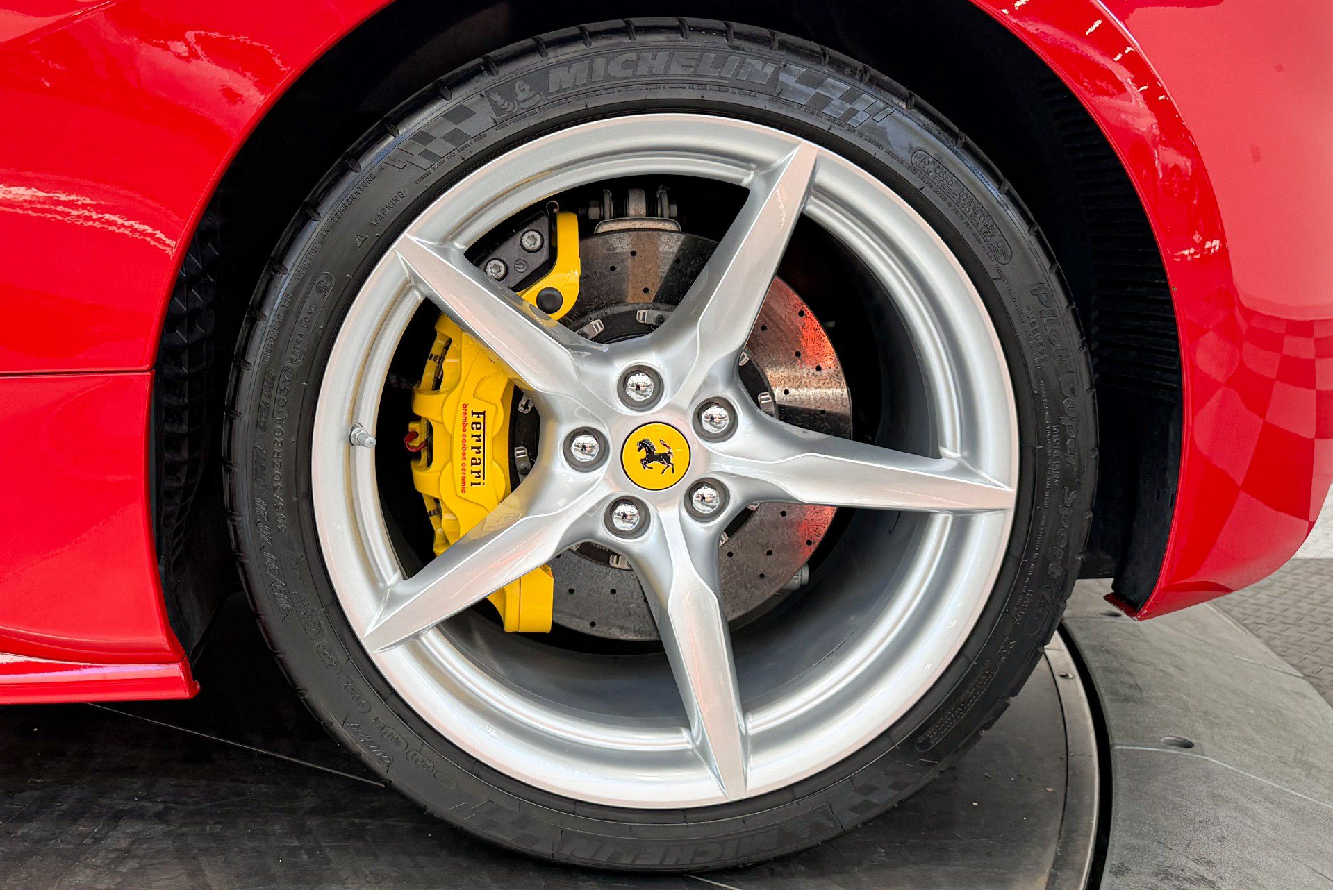 Used 2018 Ferrari 488 Spider RWD image 11