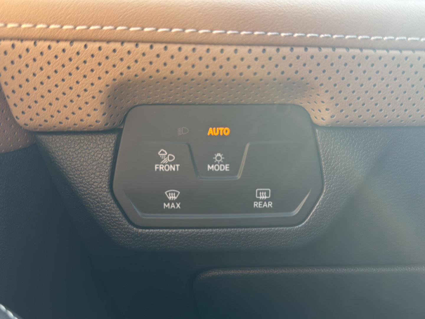 New 2026 Volkswagen Atlas Cross Sport SE image 19